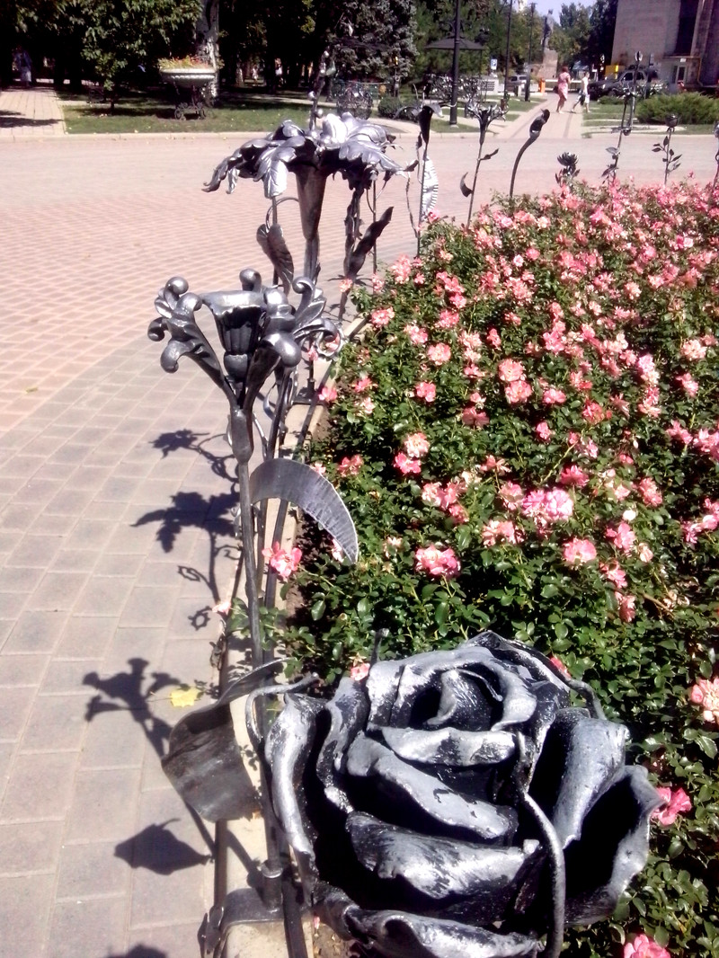 Клумбу окружают кованные цветы. Ни один из них не повторяется. Каждый отдельное произведение искусства. Город Донецк. Экскурсия в фотографиях., история