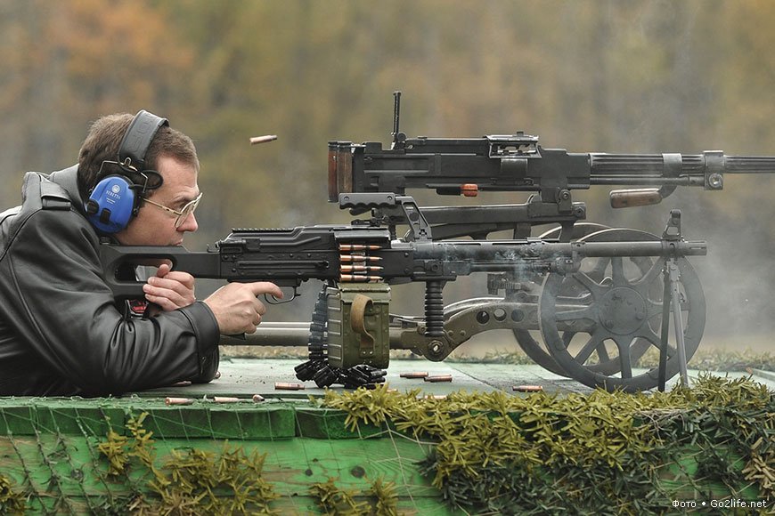 Д. Медведев испытывает оружие
