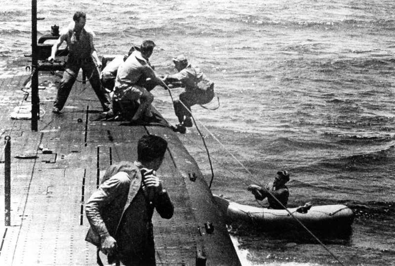 Члены экипажа американской подводной лодки «Танг» во время спасения сбитого пилота в районе атолла Трук Члены экипажа американской подводной лодки «Танг» во время спасения сбитого пилота в районе атолла Трук Великая отечественая война, архивные фотографии, вторая мировая война
