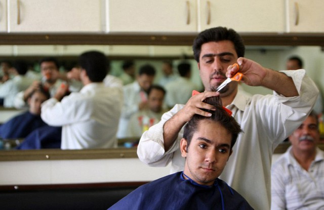 В Иране запрещено носить «западны» прически — «маллет» (коротко подстриженные волосы спереди и по бокам, длинные сзади), «конский хвост» и…