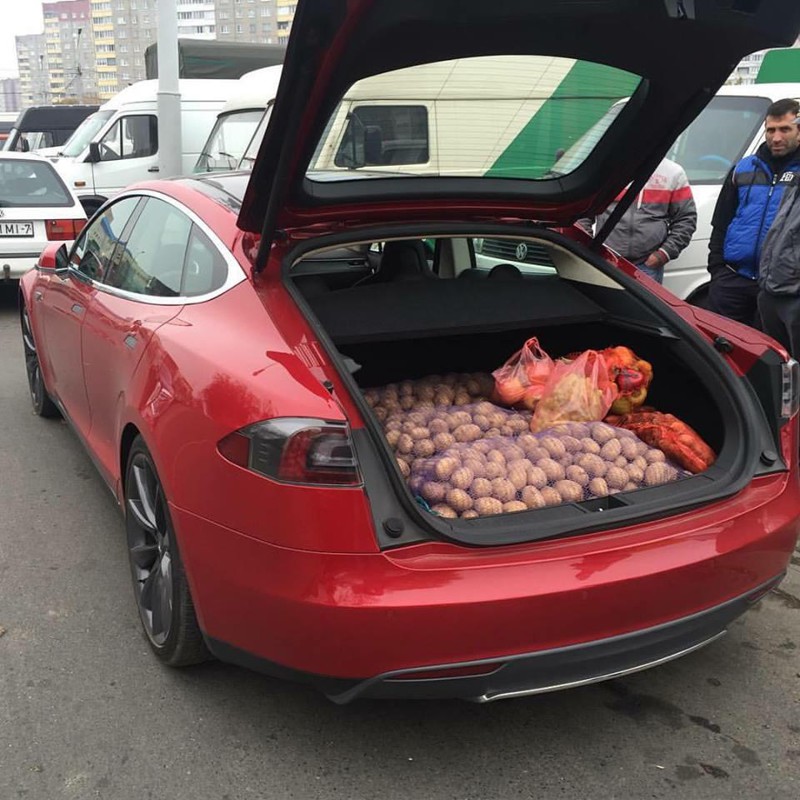 Не важно сколько километров проезжает твоя Tesla, главное – сколько мешков картошки в неё поместится. колхоз, привычки, прикол, юмор