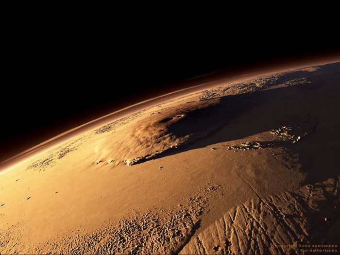 На Марсе есть гора (потухший вулкан), которая называется Олимп. Эта гора является самой высокой горой во всей Солнечной системе и ее высота составляет 27 километров.