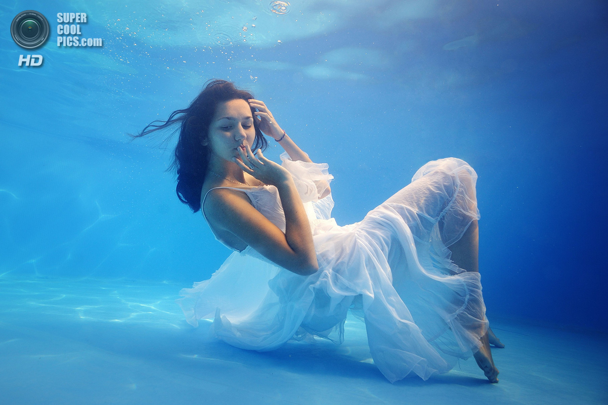 : Fashion. 2 . (Nadia Kulagina/UnderwaterPhotography.com)