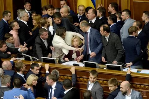 Депутаты Верховной Рады устроили драку на обсуждении нового законопроекта Депутаты Верховной Рады устроили драку на обсуждении нового законопроекта