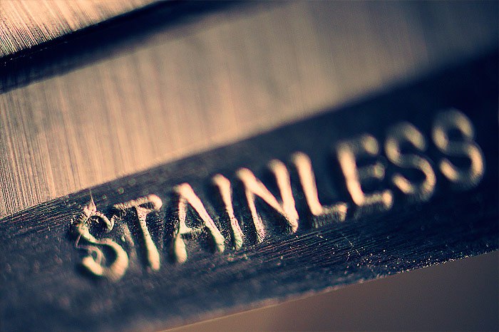Ножницы и выдавленная на них надпись STAINLESS