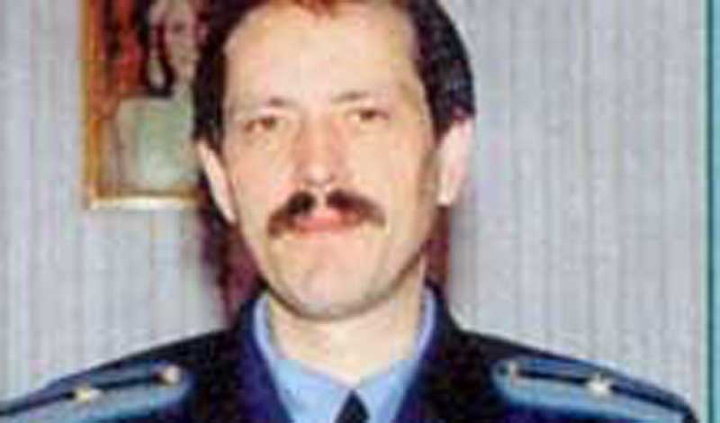 Неожиданное продолжение Но это лишь начало истории. В 1996 году бравый капитан милиции Евгений Мокичев шел по следу опасных преступников и уже почти раскрыл кровавое дело о хищении электрического кабеля на сумму в пять тысяч рублей. Но ниточка расследования, внезапно, привела детектива к мумии Алешеньки, невесть как оказавшейся в землянке вместо искомых расхитителей государственного имущества. За новое дело взялся старший коллега Мокичева, майор Владимир Бендлин.