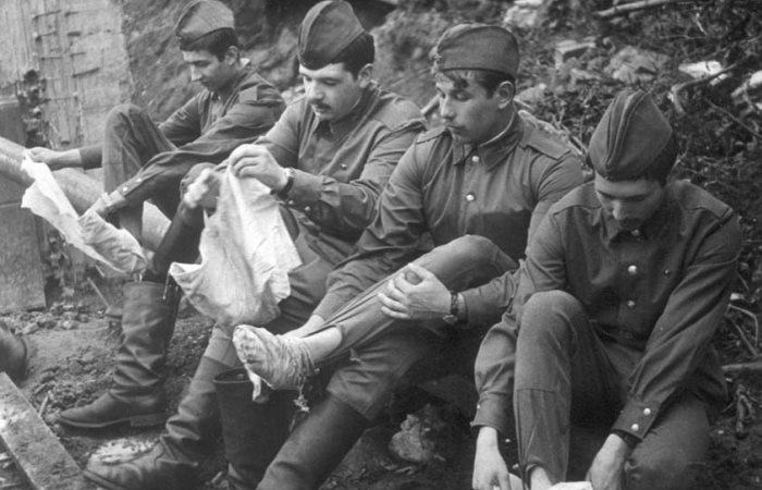 Наматывание портянок – армейское искусство. /Фото: lemurov.net Наматывание портянок – армейское искусство. /Фото: lemurov.net