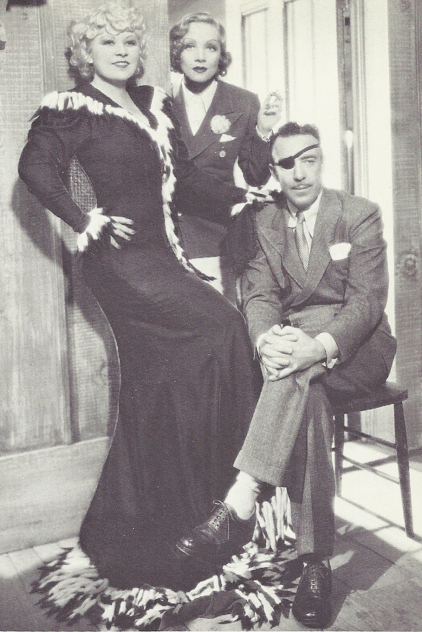 1936. Рауль Уолш, Марлен Дитрих и Мэй Уэст на съемках «Энни с Клондайка»