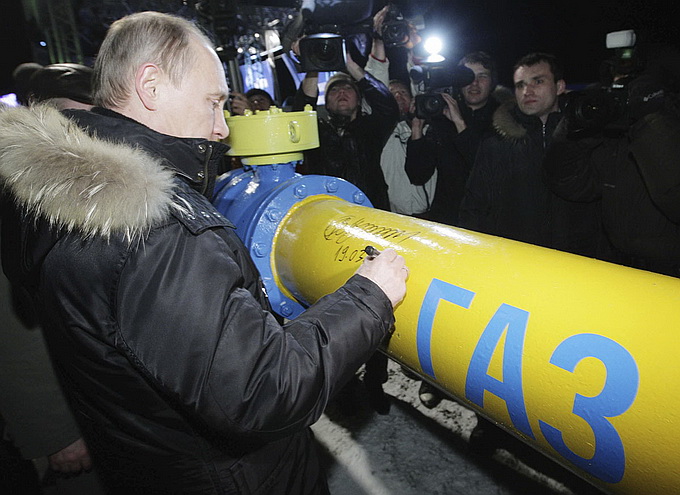 Russia's Prime Minister Vladimir Putin signs a pipe during a ceremony to launch gas at 'Dalneye' gas-distribution station in the Far Eastern city of Yuzhno-Sakhalinsk March 19, 2011. Putin on Sunday offered Japanese companies stakes in two major Siberian gas fields which hold total reserves of about 3.2 trillion cubic metres. The pipe reads 'Gas'.  REUTERS/Alexsey Druginyn/RIA Novosti/Pool  (RUSSIA - Tags: POLITICS ENERGY BUSINESS) THIS IMAGE HAS BEEN SUPPLIED BY A THIRD PARTY. IT IS DISTRIBUTED, EXACTLY AS RECEIVED BY REUTERS, AS A SERVICE TO CLIENTS ORG XMIT: YUZ02 ORG XMIT: CHI1103191229482492