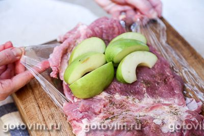 Фотографии рецепта Рулет из свиной шейки с яблоками, 03 Рулет из свиной шейки с яблоками, Шаг 03