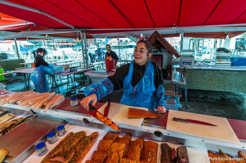 Морские деликатесы на рыбном рынке Fisketorget в Бергене