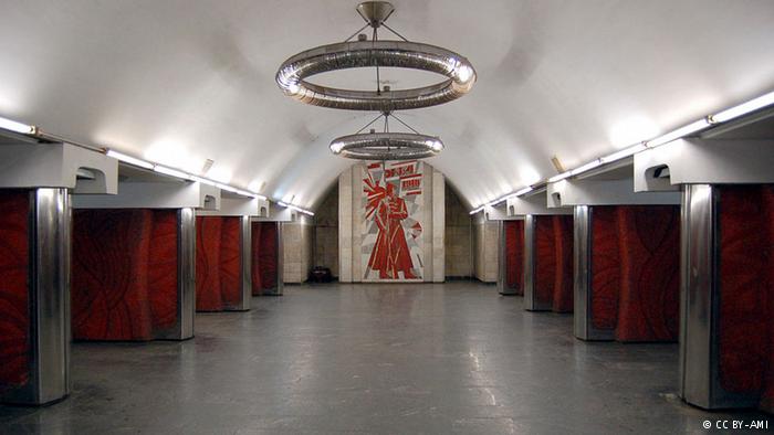 Тот самый Красноармеец: мозаику в торце центрального зала станции Дворец Украины создали украинские художники Степан и Роман Кириченко