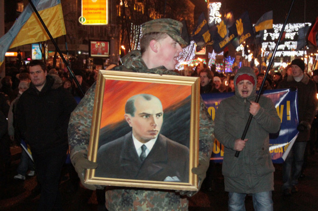 Мужчина несет портрет Степана Бандеры во время факельного шествия националистов по Крещатику в честь день рождения своего вождя.