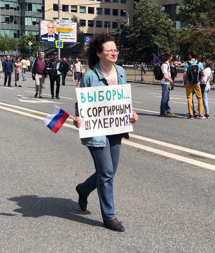 Навальнята развернули флаг, под которым убивают русских Донбасса Навальнята развернули флаг, под которым убивают русских Донбасса