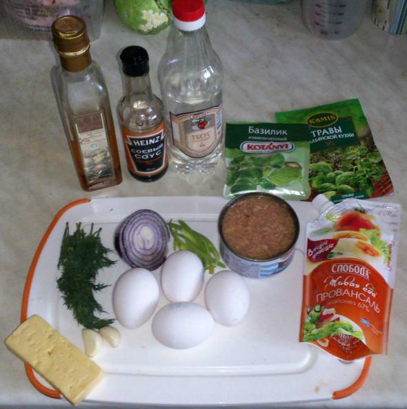 САЛАТ ИЗ ТУНЦА С ЯЙЦАМИ И ЛУКОМ