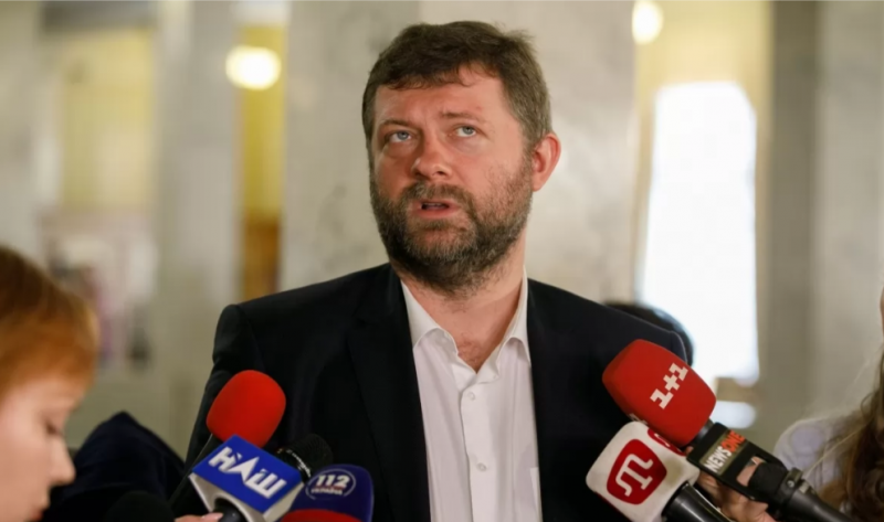 «Под страхом исключения». «Слугам народа» запрещено выдвигать идеи пересмотра отношения к России