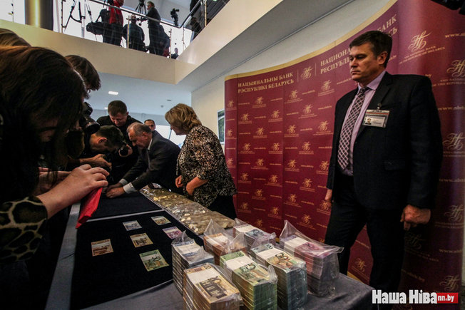 Нацбанк показал настоящие новые белорусские деньги Нацбанк показал настоящие новые белорусские деньги