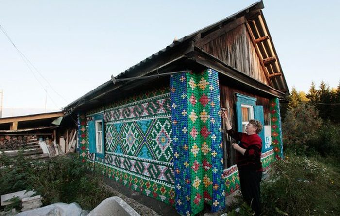 Российская пенсионерка украсила свой дом необычным способом (6 фото) Российская пенсионерка украсила свой дом необычным способом (6 фото)