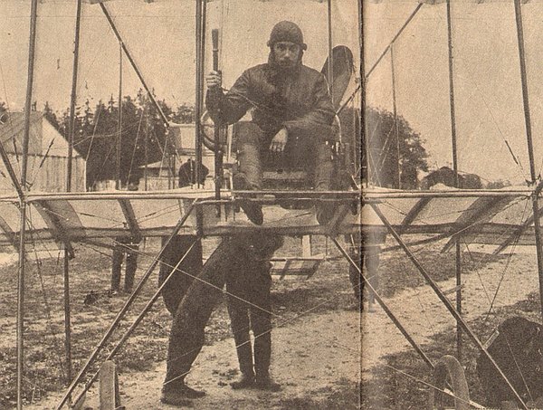 Авиатор Слюсаренко за рулём "Фармана". / Фото из ж-ла "Искры", 1911 г.