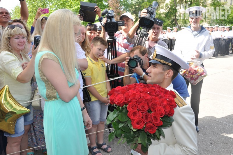 На выпуске офицеров в «Нахимке» прозвучало предложение руки и сердца - иностранцы опустились на колено (фото)