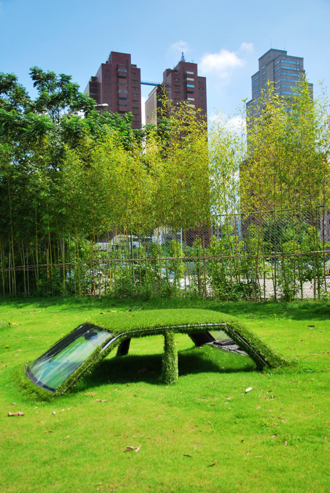Автомобиль в траве на Тайване заброшенное, природа, разрушение, цивилизация