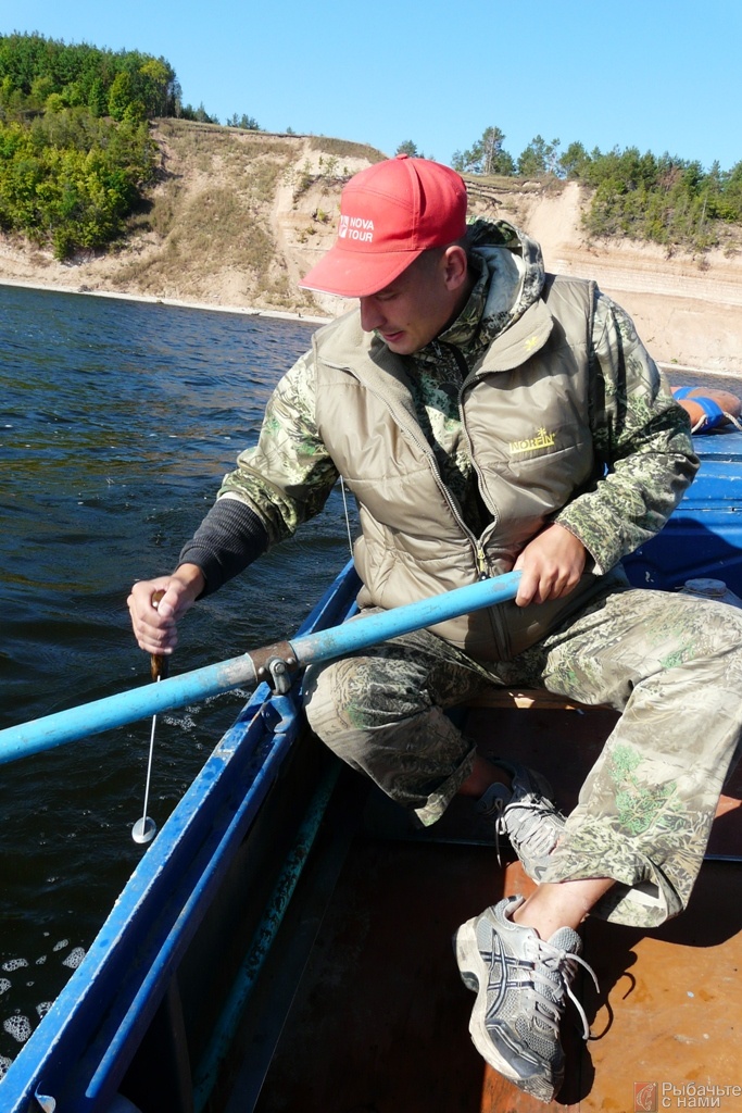 При отсутствии водного паруса не все удары квоком в ветреную погоду получаются так, как нужно, что негативным образом сказывается на результате ловли. Это происходит из-за того, что рука устает от весла и постоянно находится в напряженном состоянии. Поклевка, конечно, реальна, но только если где-то поблизости находится активный и очень голодный сом. Я считаю, что успешными должны получаться не менее 80% от всех ударов квоком. При отсутствии водного паруса не все удары квоком в ветреную погоду получаются так, как нужно, что негативным образом сказывается на результате ловли. Это происходит из-за того, что рука устает от весла и постоянно находится в напряженном состоянии. Поклевка, конечно, реальна, но только если где-то поблизости находится активный и очень голодный сом. Я считаю, что успешными должны получаться не менее 80% от всех ударов квоком.