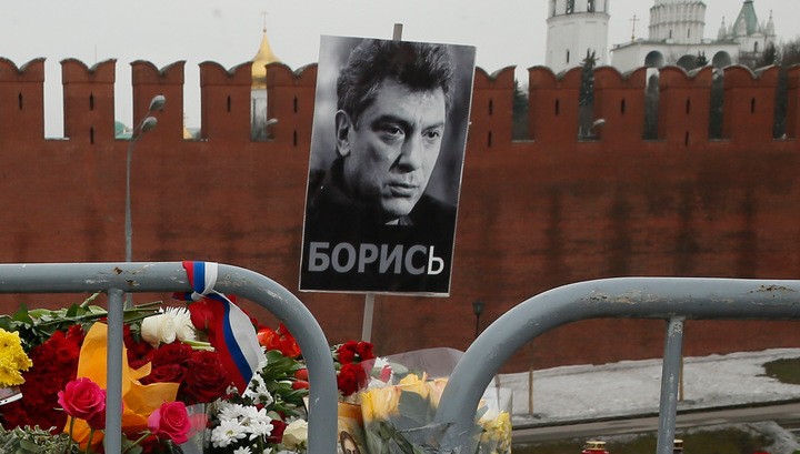 Мемориал Немцова у Кремля разграбили Мемориал Немцова у Кремля разграбили