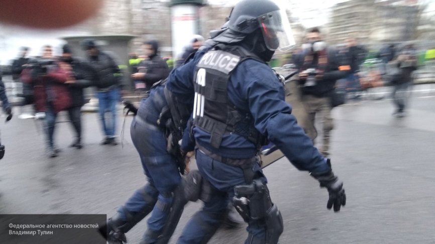 Полиция Франции применила слезоточивый газ против «желтых жилетов» в Париже