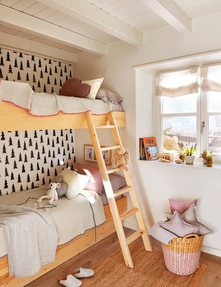 красивый интерьер детской комнаты с двухърусной кроватью