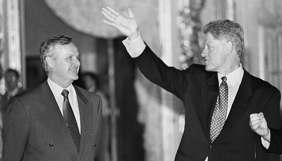 19 апреля 1996 г. Президент США Билл Клинтон и мэр Санкт-Петербурга Анатолий Собчак во время посещения Екатерининского дворца в Царском Селе. ФОТО Куртов Иван/Фотохроника ТАСС