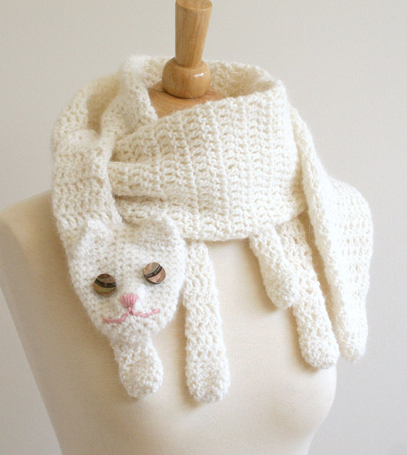 Вязаный белый шарф-кошка. Фото