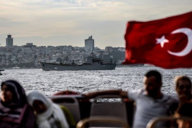 Российский военный корабль не поднял «гостевой» флаг, проплывая Босфор