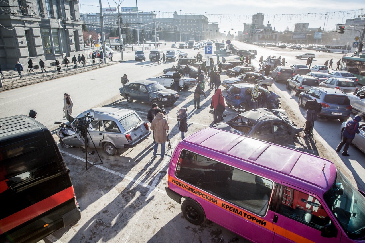 Искореженные в страшных ДТП машины выстроились в центре Новосибирска авария, авто, акция, дтп, новосибирск