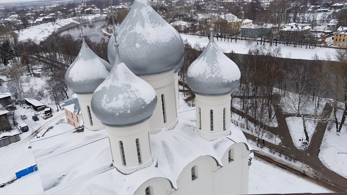 Купола вообще прям под носом. Огромные такие. 