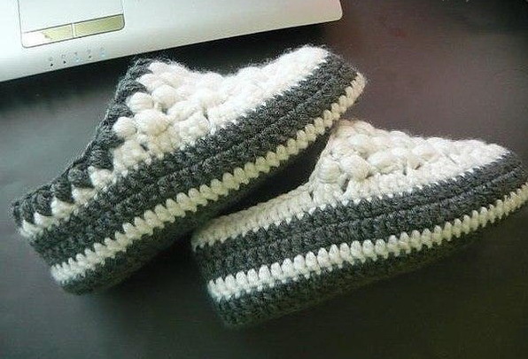 Тёпленькие и уютные тапочки крючком