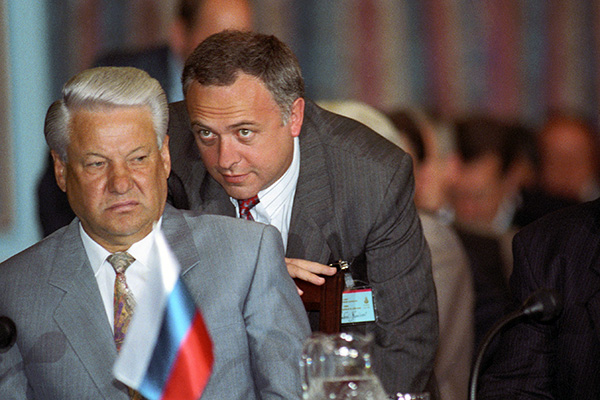 Президент РФ Борис Ельцин и министр иностранных дел РФ Андрей Козырев во время конференции в Стамбуле