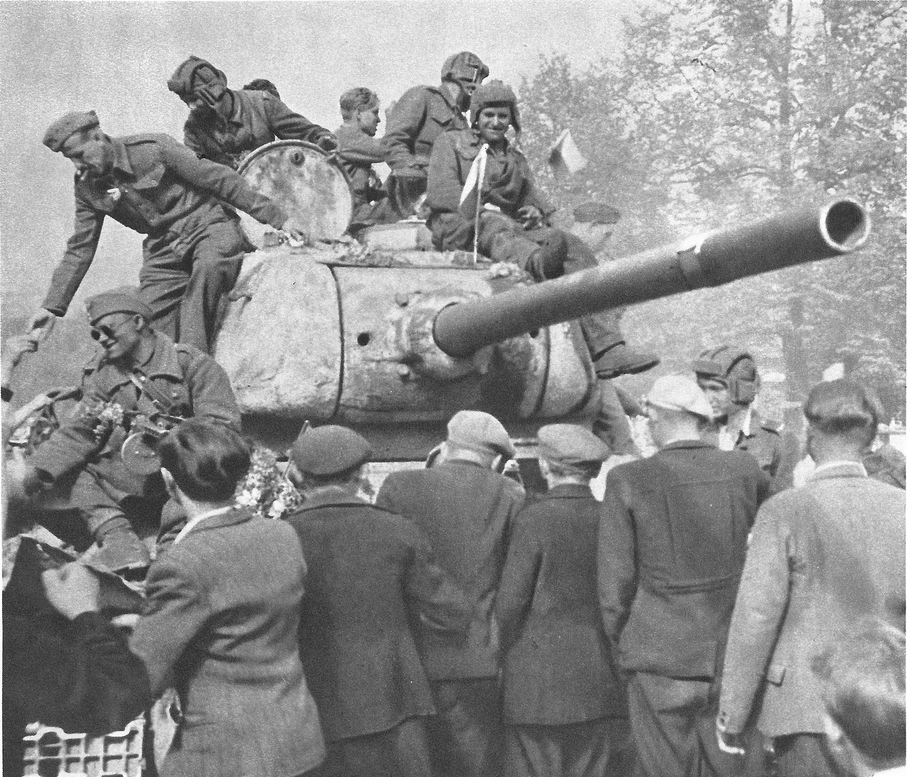 Зверства советских солдат в Чехословакии. 75 фото. Очень рекомендовано к прочтению!