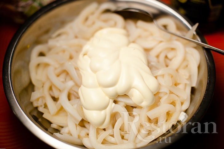 Салат с кальмарами