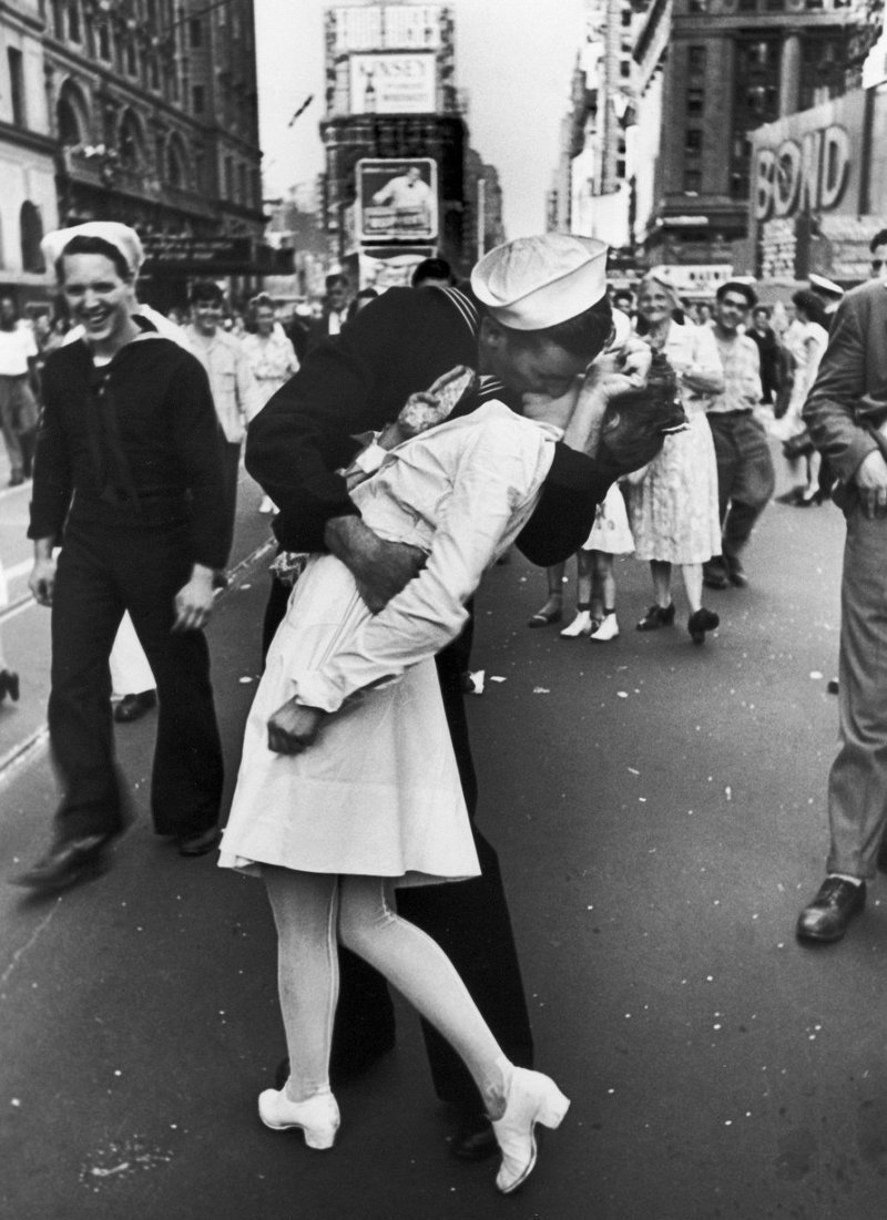 День победы на Таймс-сквер. Альфред Эйзенштадт, 1945г. История в фотографиях, за кадром, знаменитые снимки, как это случилось, секреты профессии, снимки, фотографии, фотографы