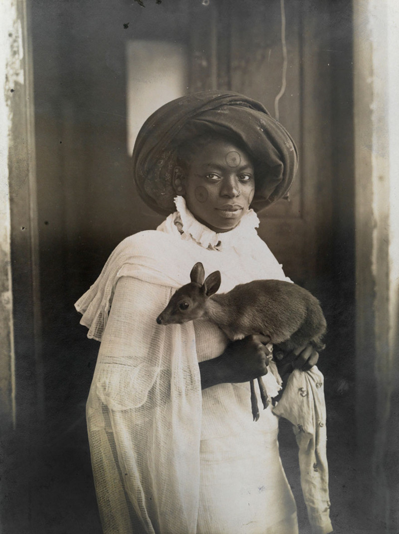 6. Молодая кенийская женщина держит своего ручного оленя. Момбаса, март 1909 national geographic, история, природа, фотография