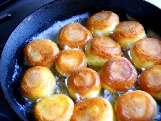 Фото к рецепту: Сырные шарики жареные с чесноком
