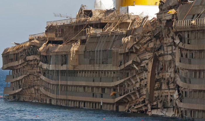 Редкие кадры с поднятого круизного лайнера Costa Concordia (8 фото)