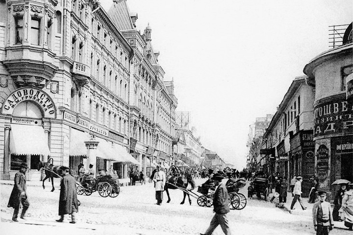 Кафе возникло спустя год после открытия МХАТа в Камергерском, и артисты заходили туда в разных состояниях. Артист Грибов, например, пил там коньяк в гриме Ленина 