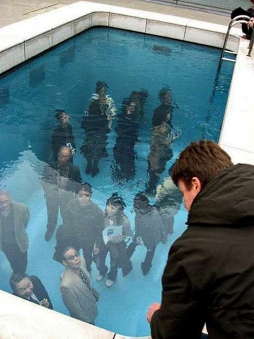 Кажется, что это обычный бассейн. Но ты обомлеешь, когда увидишь, что происходит под водой!