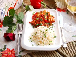 Куриное филе, обжаренное с овощами.