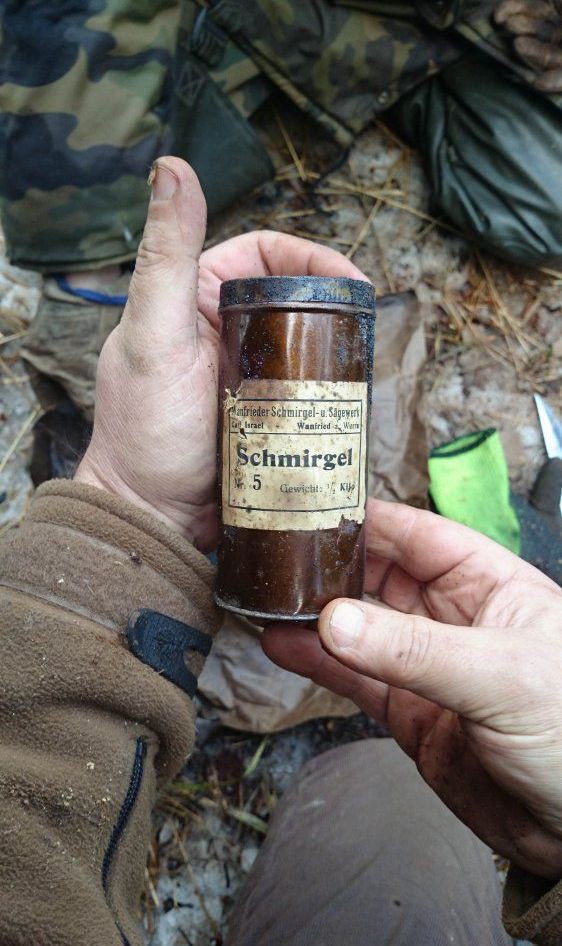Из-под земли извлекли спрятанный фашистами боевой набор диверсанта Из-под земли извлекли спрятанный фашистами боевой набор диверсанта диверсанты, поискови, тайник, эхо войны