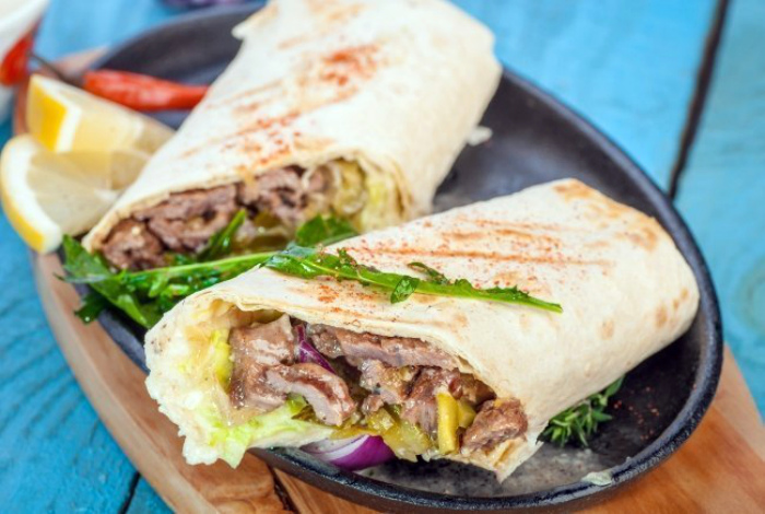 Шаурма с говядиной. 13 вкусных и неизбитых закусок в лаваш
