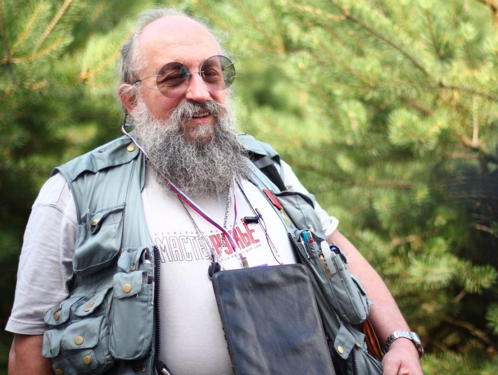 Анатолий Вассерман в своей знаменитой жилетке с карманами