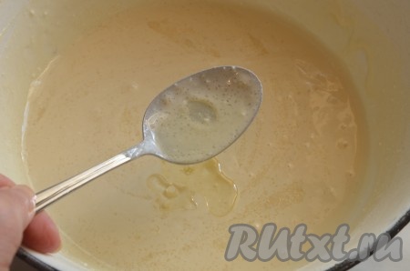 Налить в тесто растительное масло. Масло не даст нашим блинчикам пристать к сковороде при выпекании.
