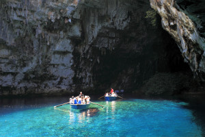 28)	Переправляться через пещеру в Кефалонии, Греция.